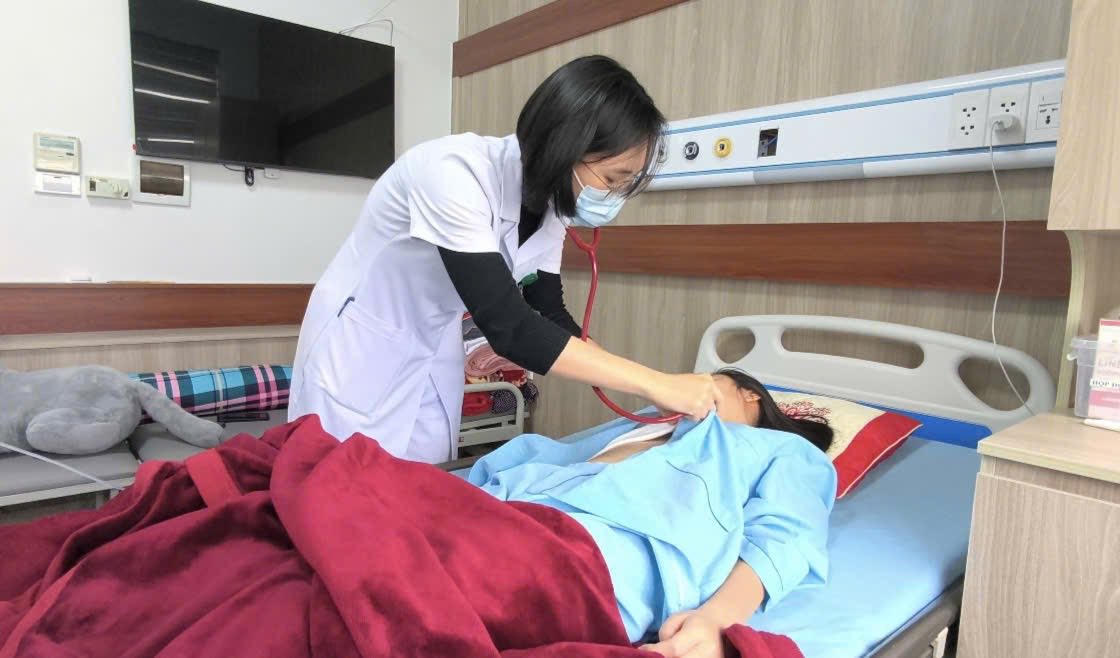 Từ viêm họng tưởng nhẹ, nữ sinh 16 tuổi bị “siêu vi khuẩn” tấn công tim và não