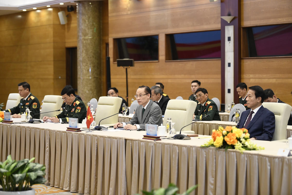 Các đại biểu phía Việt Nam dự hội nghị. Ảnh: BNG