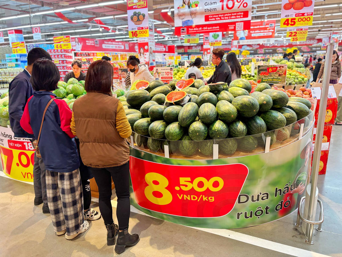 Người tiêu dùng mua dưa hấu Gia Lai tại siêu thị. Ảnh: Thanh Tân.
