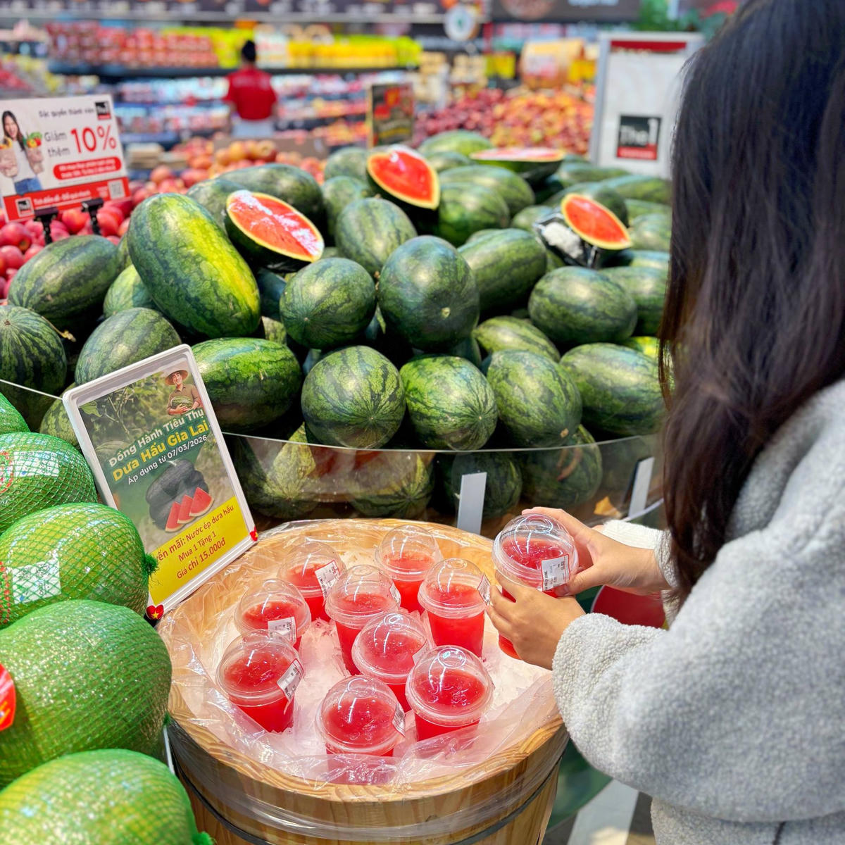 Dưa hấu Gia Lai được chế biến thành nước ép để kích cầu tiêu thụ. Ảnh: Thanh Tân.