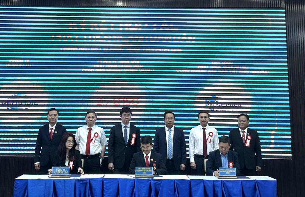 Các vị lãnh đạo chứng kiến lễ ký kết hợp tác với các doanh nghiệp tại buổi lễ. Ảnh: TM.