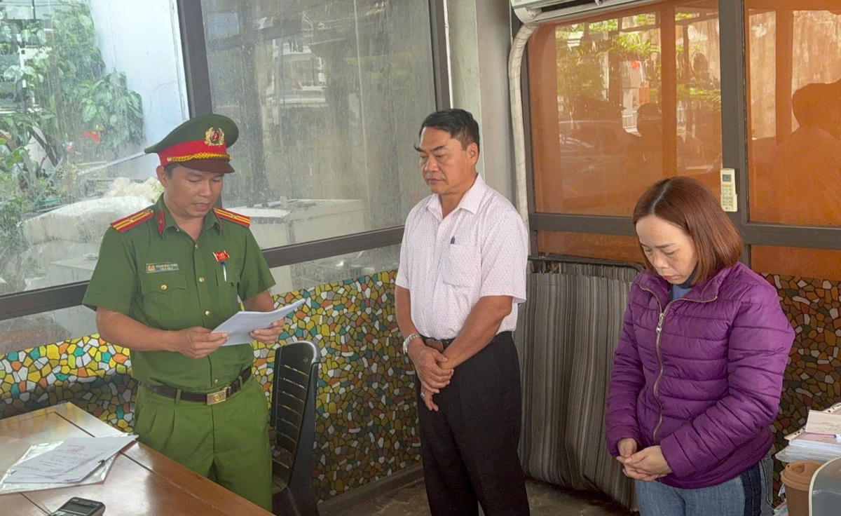 Lực lượng Công an TP Đà Nẵng đọc quyết định bắt các đối tượng. Ảnh: CV.