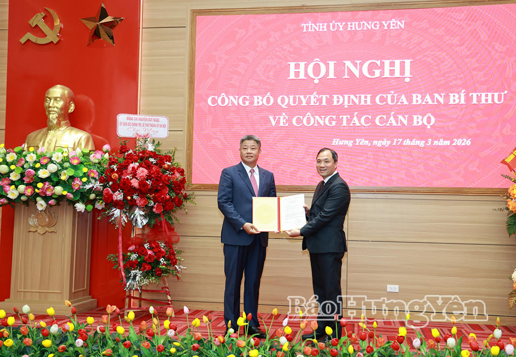 Phó trưởng Ban Thường trực Ban Tổ chức Trung ương Hoàng Trung Dũng trao quyết định của Ban Bí thư cho ông Nguyễn Mạnh Quyền. Ảnh báo Hưng Yên.
