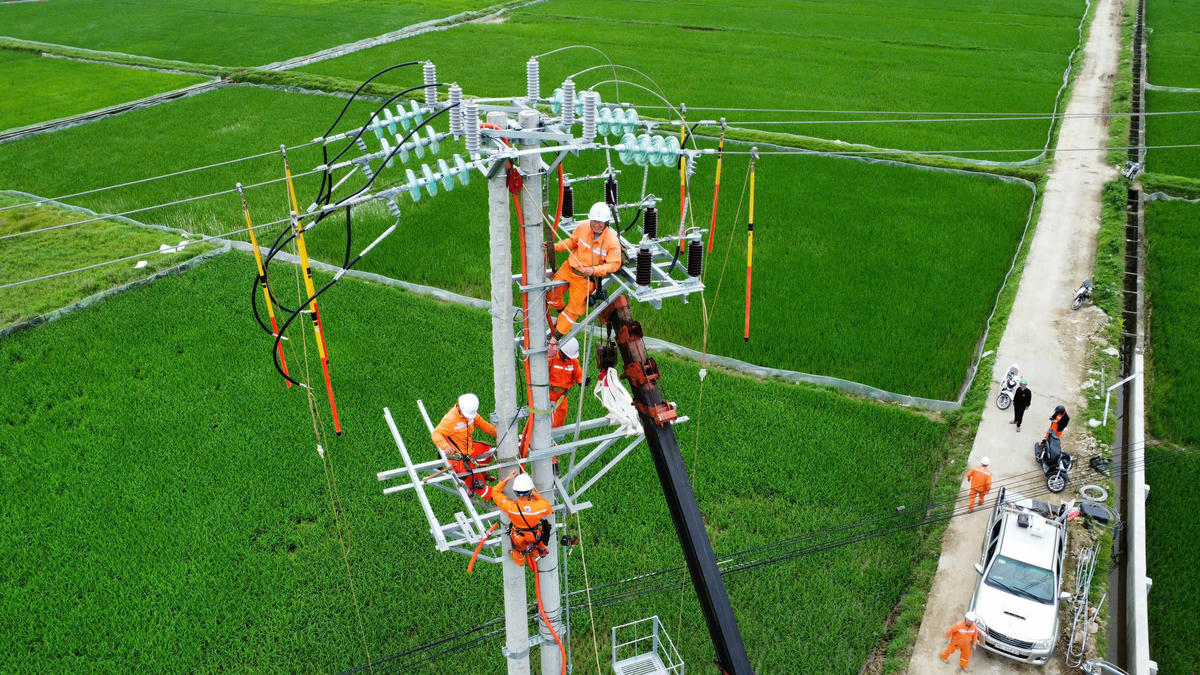 Những năm gần đây, cùng với sự phát triển kinh tế - xã hội, nhu cầu sử dụng điện tại Hà Tĩnh tăng nhanh, đặc biệt tại các khu công nghiệp, khu kinh tế và khu vực đô thị.