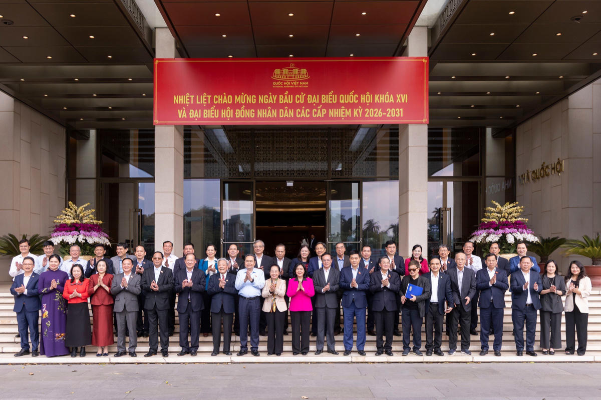 Chủ tịch Quốc hội Trần Thanh Mẫn và Chủ tịch UBTƯ MTTQ Việt Nam Bùi Thị Minh Hoài chụp ảnh lưu niệm cùng các đại biểu tham dự Hội nghị. Ảnh: Quang Vinh.. 