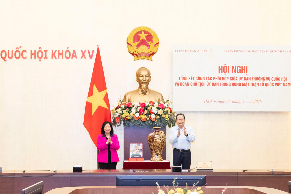  Chủ tịch Quốc hội Trần Thanh Mẫn tặng quà lưu niêm cho Chủ tịch Ủy ban Trung ương MTTQ Việt Nam Bùi Thị Minh Hoài. Ảnh: Quang Vinh