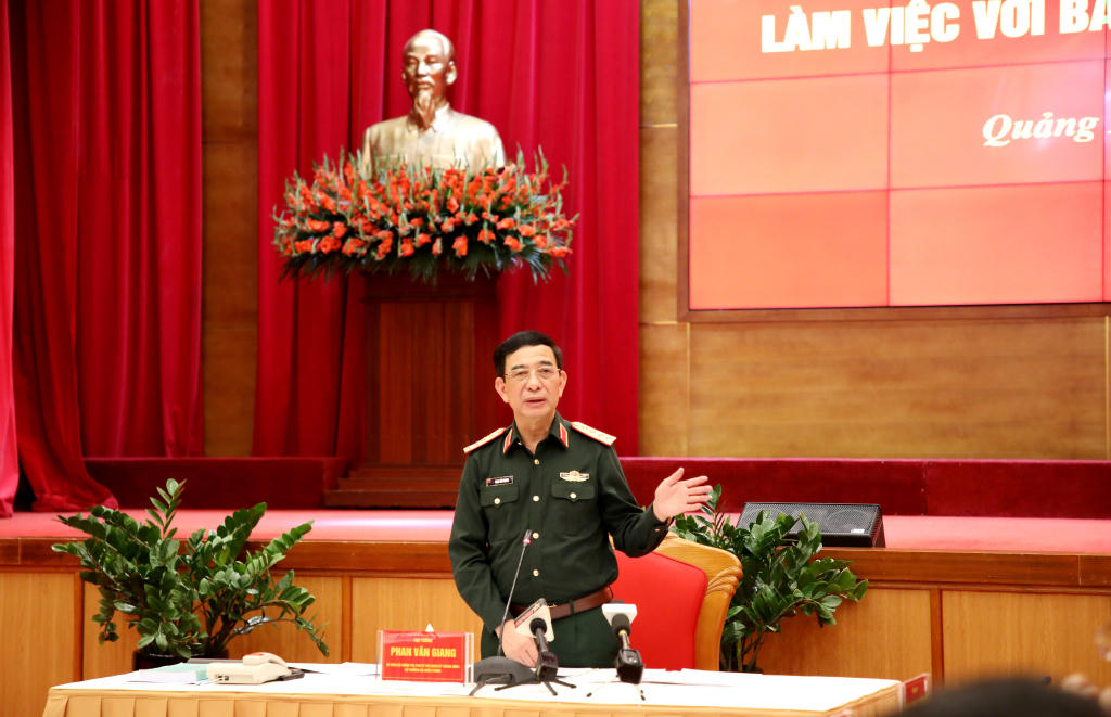 Đại tướng Phan Văn Giang, Ủy viên Bộ Chính trị, Phó Bí thư Quân ủy Trung ương, Bộ trưởng Bộ Quốc phòng phát biểu chỉ đạo tại cuộc làm việc.