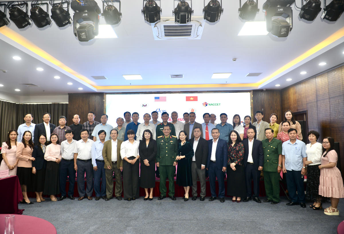 Các đại biểu tham dự tập huấn chụp ảnh lưu niệm.