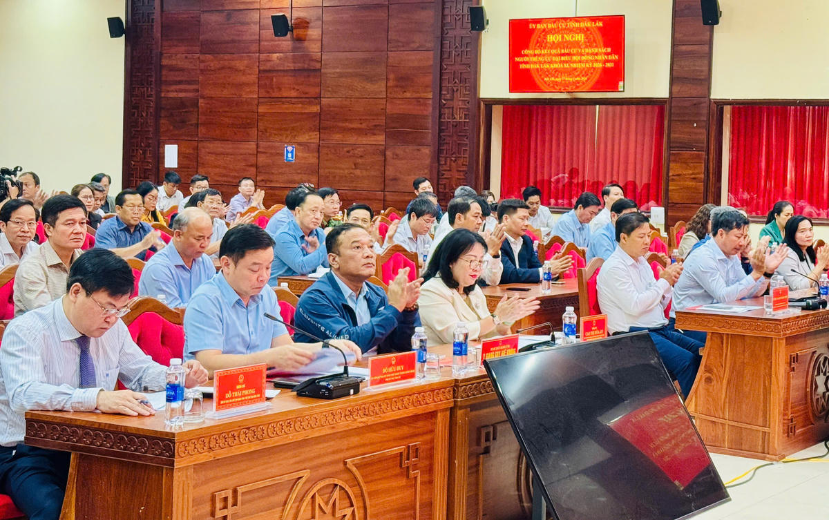 Các đại biểu phấn khởi, tỷ lệ cử tri đi bầu gần như tuyệt đối. Ảnh: Thanh Nga.