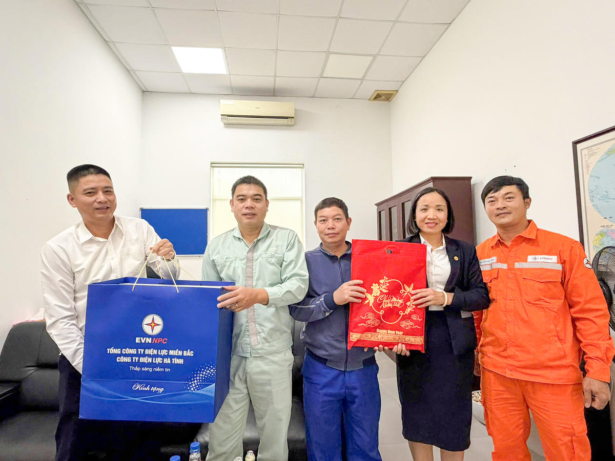 Đội QLĐLKV Hương Sơn tặng quà tri ân khách hàng (Công ty TNHH Bò Sữa Việt Nam) tham gia chương trình điều chỉnh phụ tải.