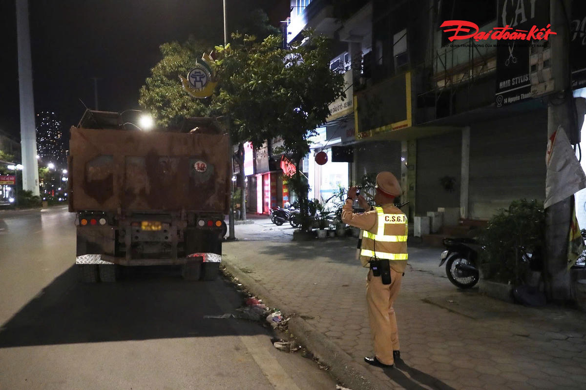 CSGT xử lý xe tải vi phạm tối 16/3.