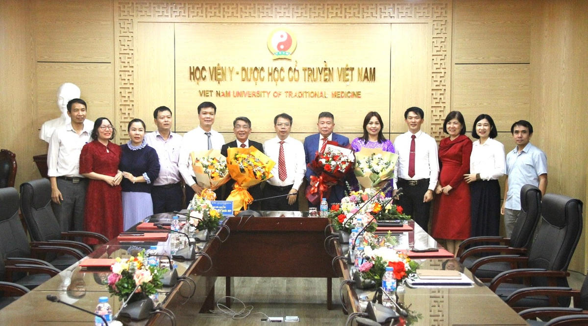 Lãnh đạo Học viện Y - Dược học Cổ truyền Việt Nam cùng các phó giáo sư vừa được bổ nhiệm lại.&nbsp;