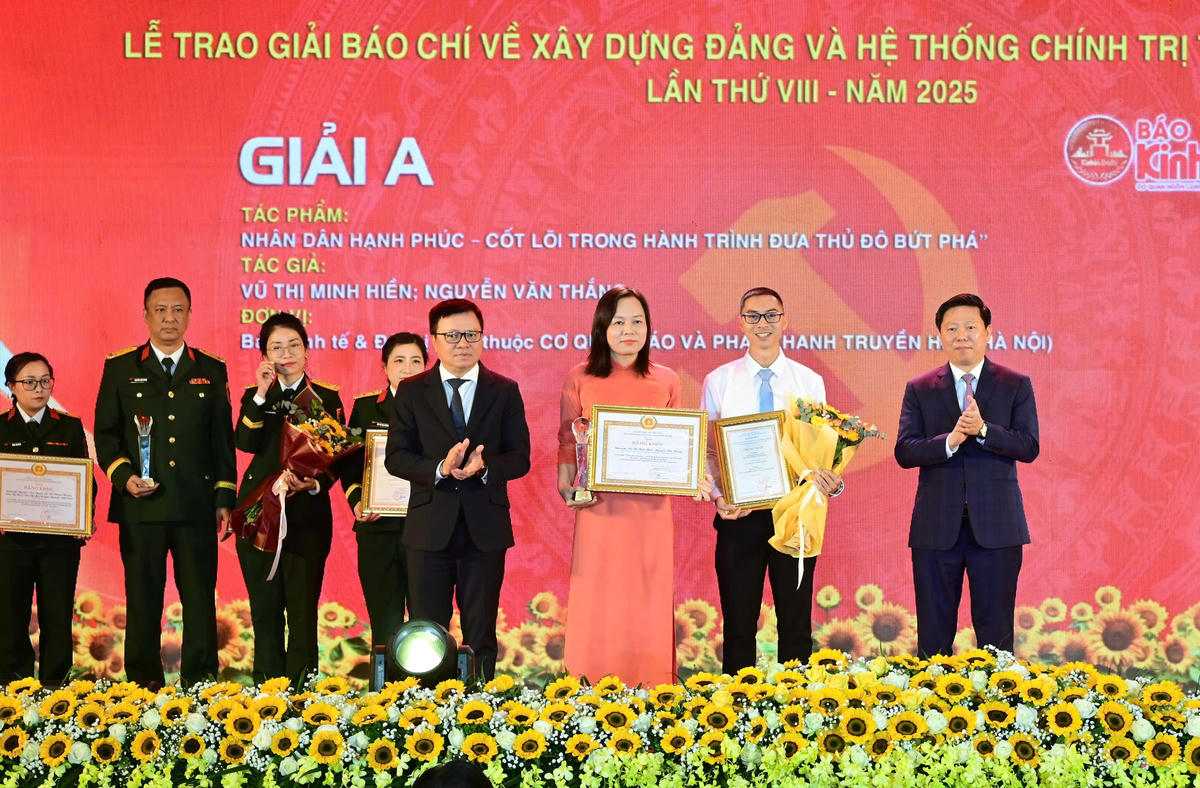 Tổng Biên tập Báo Nhân dân, Chủ tịch Hội Nhà báo Việt Nam Lê Quốc Minh và Tổng giám đốc Đài truyền hình Việt Nam Nguyễn Thanh Lâm trao Giải A cho các tác giả, nhóm tác giả