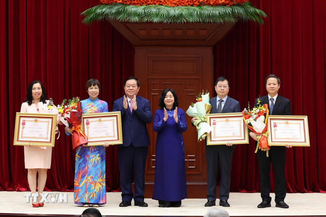 Các đồng chí Ủy viên Bộ Chính trị, Bí thư Trung ương Đảng: Bùi Thị Minh Hoài, Chủ tịch Ủy ban Trung ương Mặt trận Tổ quốc Việt Nam và Nguyễn Trọng Nghĩa, Chủ nhiệm Tổng cục Chính trị QĐND Việt Nam trao Huân chương Lao động hạng Nhì cho các đơn vị có thành tích xuất sắc, đột xuất trong công tác tham mưu, tổ chức, phục vụ Đại hội XIV của Đảng. (Ảnh: Phương Hoa/TTXVN).