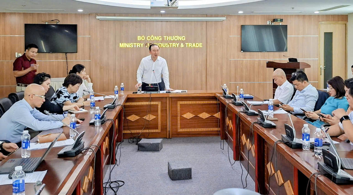 Bộ Công thương làm việc với các hiệp hội và doanh nghiệp sáng 17/3, tại TPHCM. Ảnh: S.X