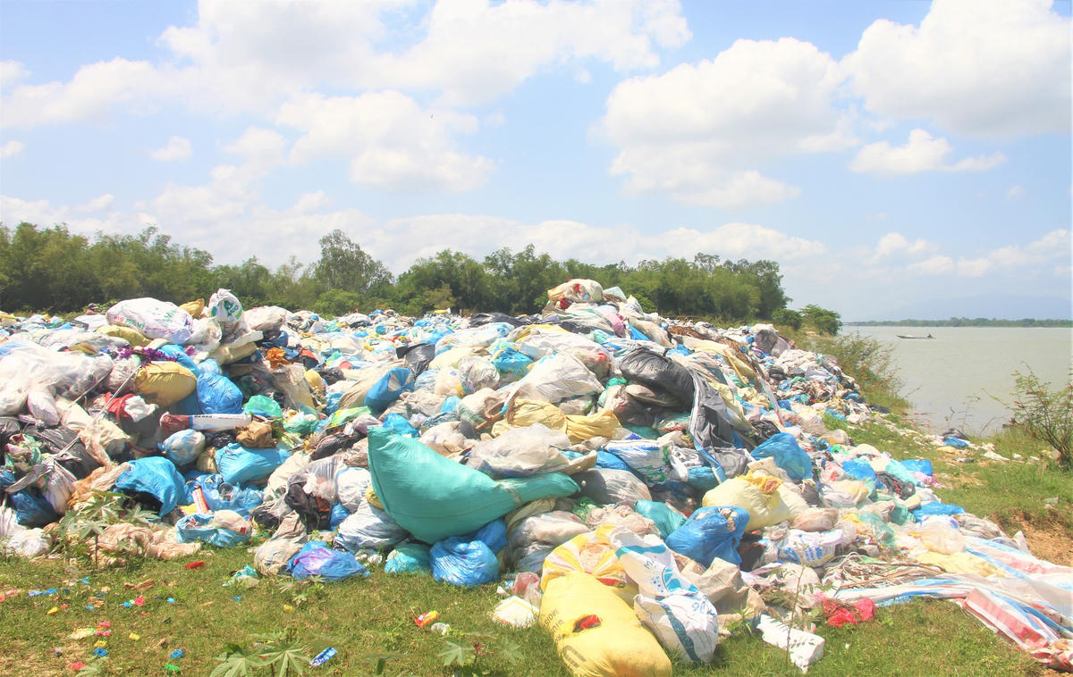 Rác thải nằm ngổn ngang gây ô nhiễm môi trường ở dọc bờ sông Thu Bồn. Ảnh: Tấn Thành.

