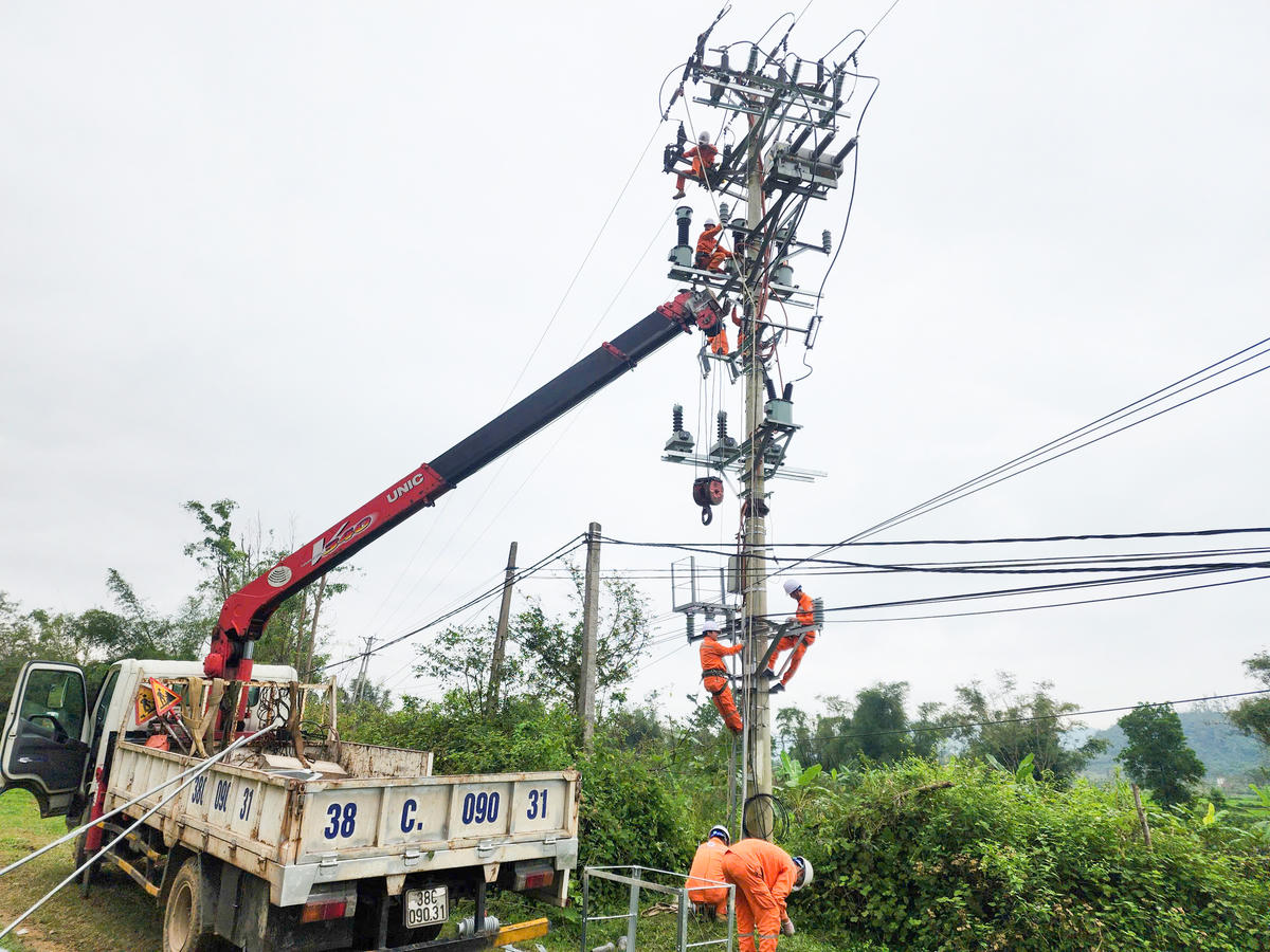Đội QLĐLKV Nghi Xuân lắp đặt hệ thống đo lường trung thế ranh giới trên đường dây 374E18.11.