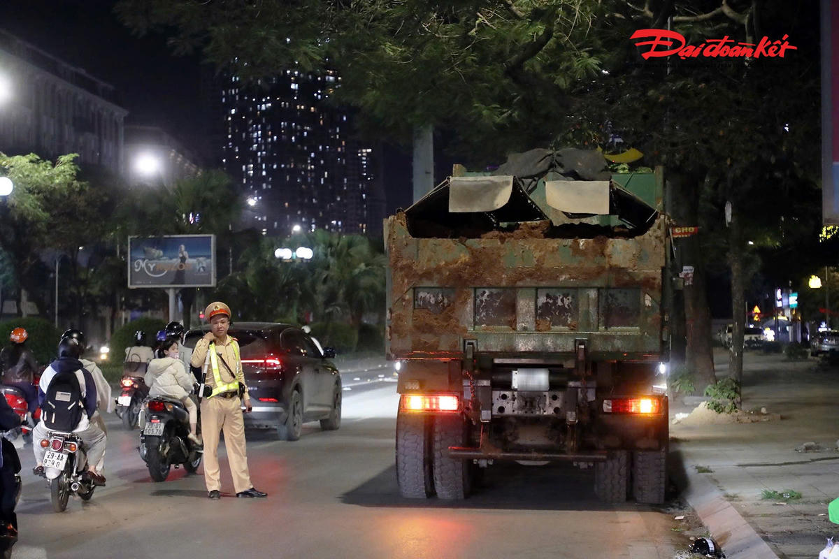 Ngoài việc xử lý, các lái xe đều được yêu cầu cam kết chấp hành quy định về ATGT và vệ sinh môi trường.