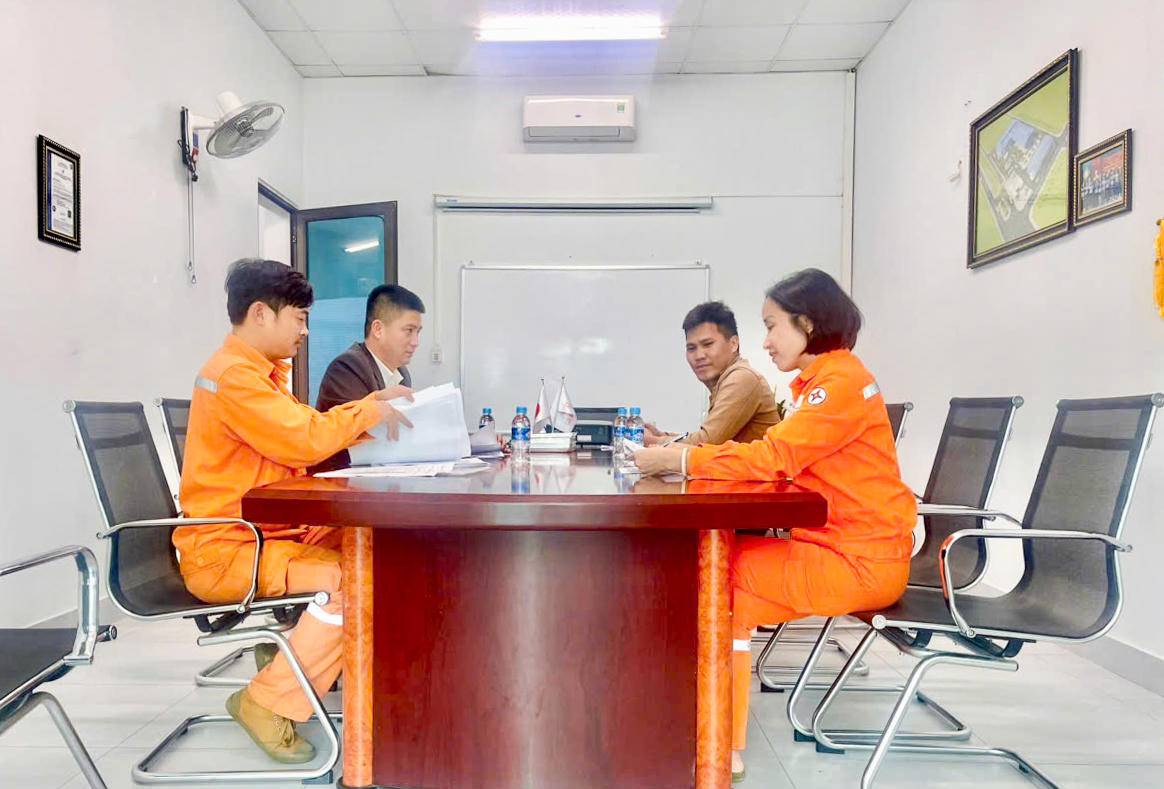 Ngành điện Hà Tĩnh tăng cường làm việc, vận động khách hàng tham gia chương trình điều chỉnh, dịch chuyển phụ tải.