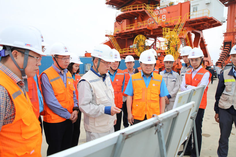 Chủ tịch Tổng Liên đoàn Lao động Việt Nam Nguyễn Anh Tuấn thăm, động viên người lao động tại Trung tâm Điện lực Quảng Trạch (tỉnh Quảng Trị). Ảnh: PV