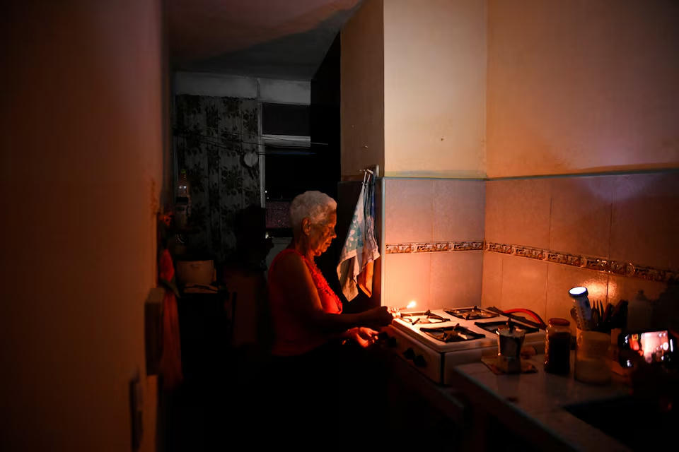 Người dân trong lúc mất điện sau sự cố lưới điện quốc gia tại Havana, Cuba. Nguồn: Reuters.