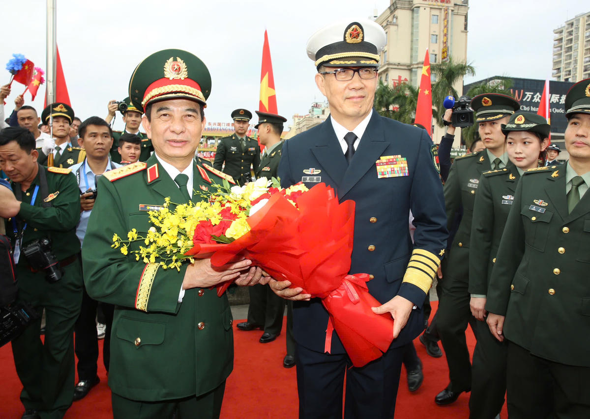 Đại tướng Phan Văn Giang, Bộ trưởng Bộ Quốc phòng tặng hoa&nbsp;Thượng tướng Đổng Quân, Bộ trưởng Bộ Quốc phòng Trung Quốc. Ảnh: Mỹ Hạnh