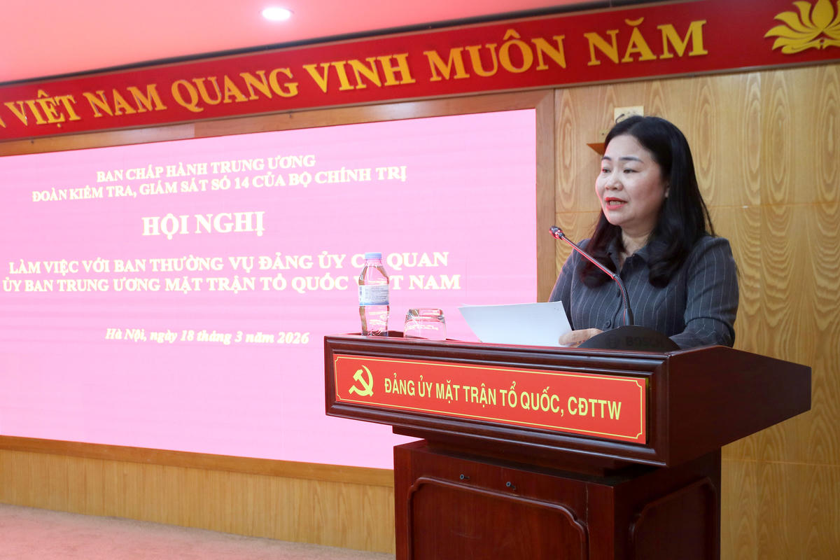 Phó Bí thư Đảng ủy Cơ quan UBTƯ MTTQ Việt Nam Diệp Thị Thu Huyền trình bày báo cáo tại buổi làm việc.