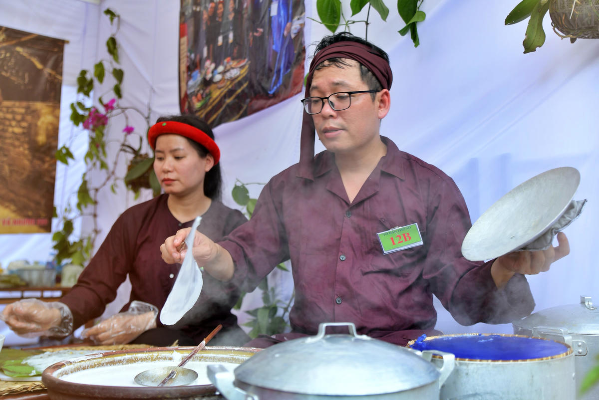 Mỗi lá bánh không đơn thuần là một sản phẩm ẩm thực, mà còn thể hiện sự tinh tế, khéo léo và tâm huyết của người làm nghề. 