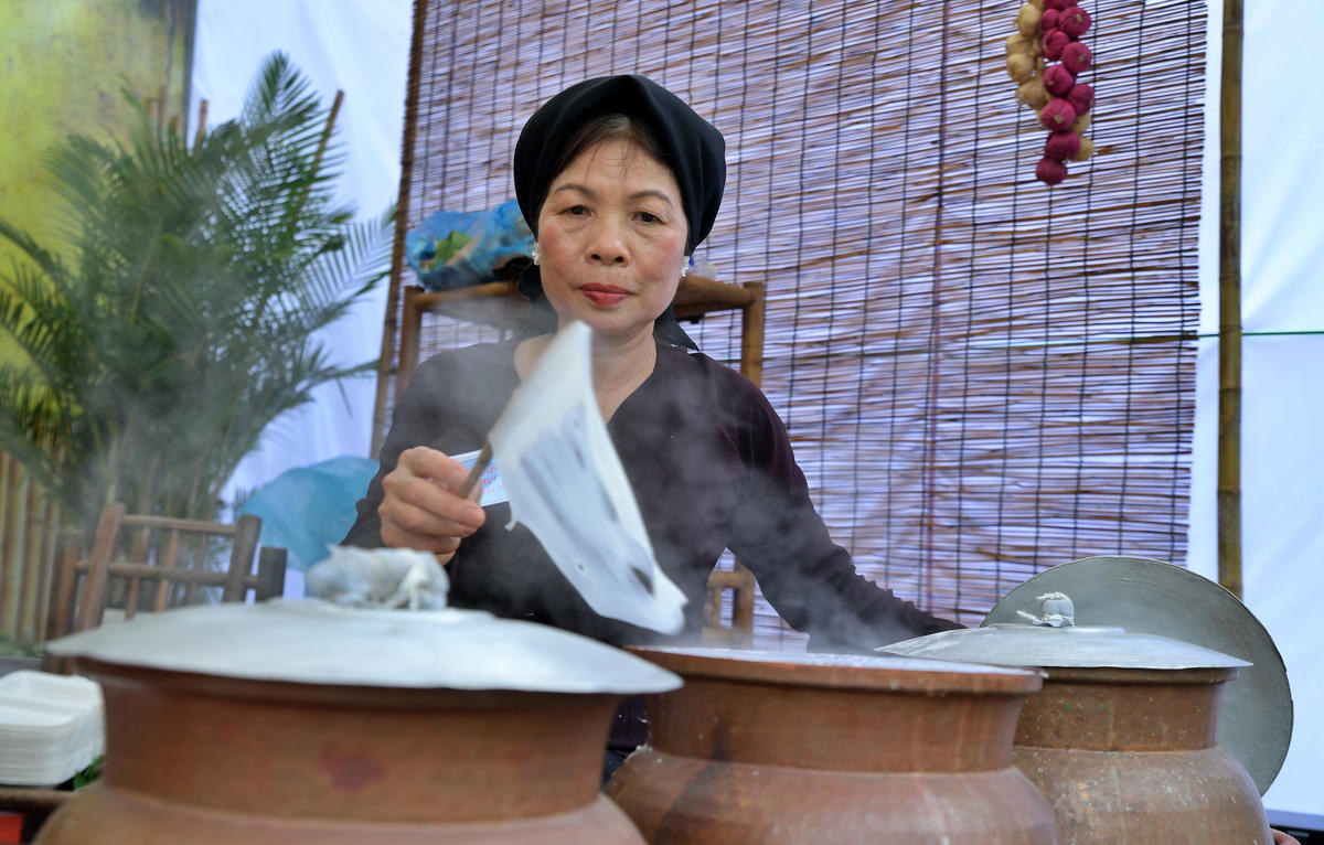 Từng lớp bánh mỏng tang, mềm mại, trắng trong như lụa là kết tinh của kinh nghiệm, sự tỉ mỉ và tình yêu nghề.