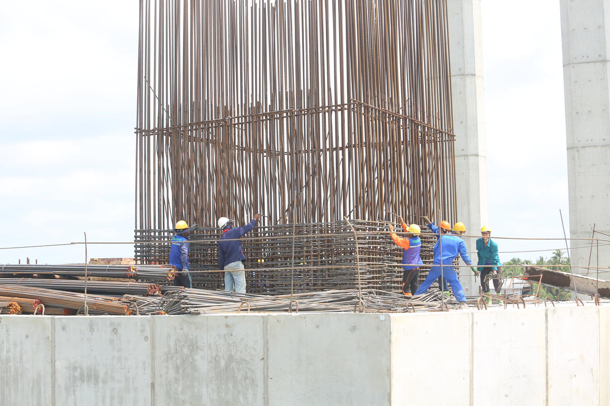 Từ những khó khăn trên, Ban Quản lý dự án 85 đã kiến nghị Bộ Xây dựng có Văn bản gửi UBND TP.HCM, UBND tỉnh Đồng Nai và UBND tỉnh An Giang hỗ trợ, ưu tiên cấp cho Dự án khoảng 15.000m3 đá hộc (chậm nhất vào giữa tháng 3/2026) và khoảng 24.000m3 (trong năm 2026) để dự án thi công đáp ứng tiến độ. Ảnh: Thanh Tiến