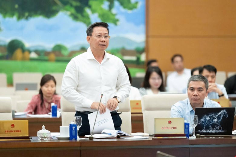 Ông Nguyễn Thanh Ngọc báo cáo tại phiên họp