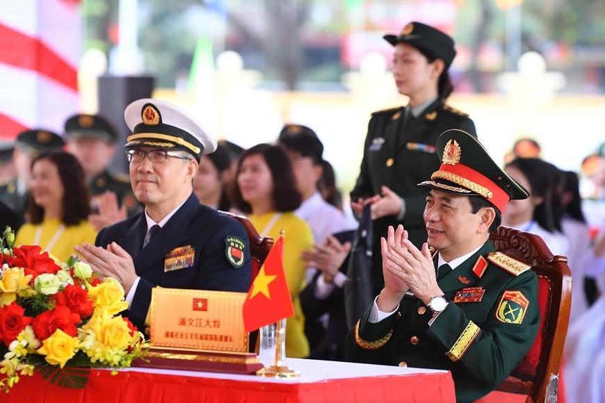Bộ trưởng Phan Văn Giang và Bộ trưởng Đổng Quân&nbsp;thăm Trường Trung học phổ thông Trần Phú (phường Móng Cái 2, tỉnh Quảng Ninh). 