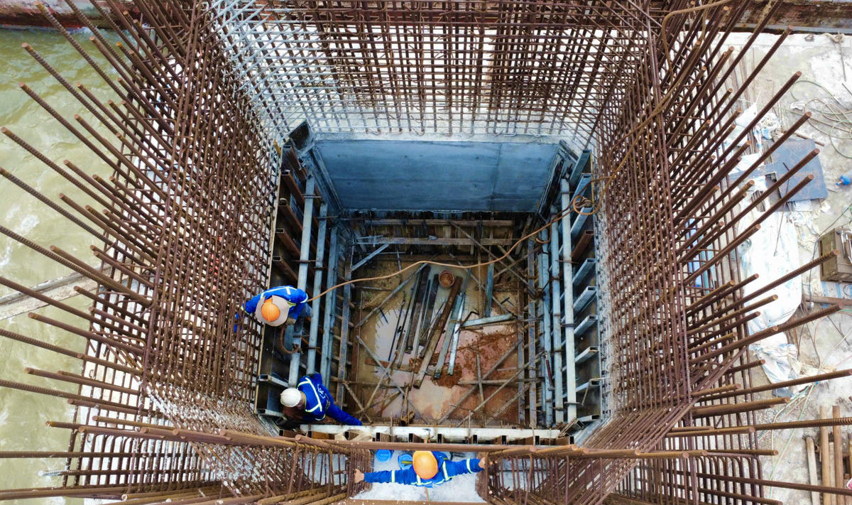 Trong đó, công trình đã hoàn thành 100% các cọc khoan nhồi; đổ bê tông 35/48 mố, trụ cầu và đúc 279/294 phiến dầm. Ở hai đầu cầu, công tác xử lý nền đất yếu đã được hoàn tất bằng phương pháp bấc thấm và cọc xi măng đất.&nbsp;Ảnh: Thanh Tiến