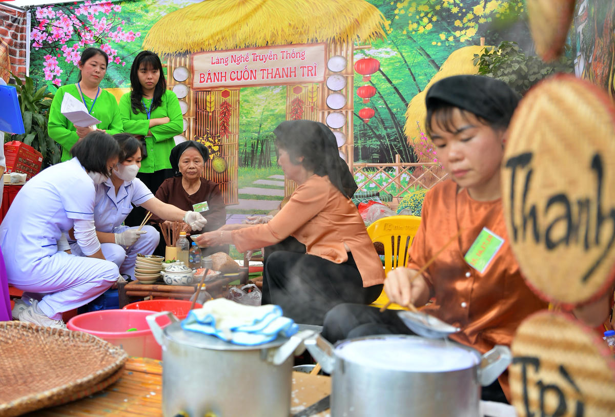 Đơn vị y tế kiển tra chất lượng của nguyên liệu xử dụng trong hội thi.