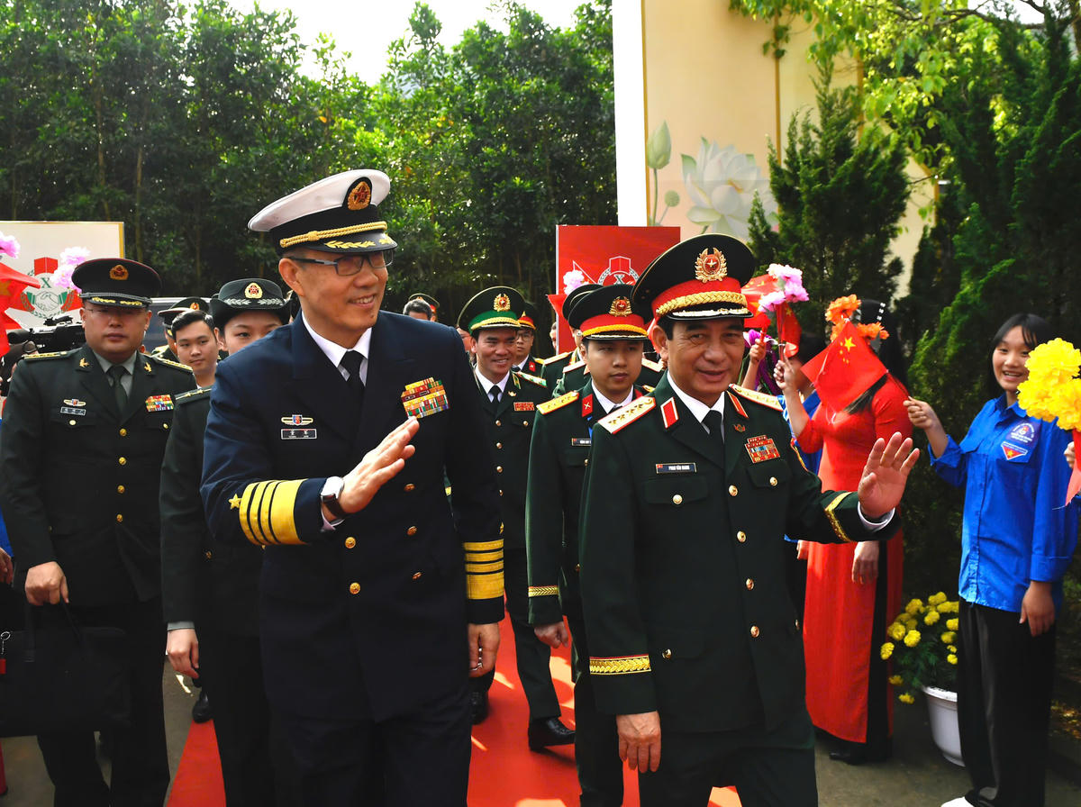 Đại tướng Phan Văn Giang, Bộ trưởng Bộ Quốc phòng và Thượng tướng Đổng Quân, Bộ trưởng Bộ Quốc phòng Trung Quốc dự lễ&nbsp;khởi công Trạm Y tế hữu nghị xã Hải Sơn, tỉnh Quảng Ninh. Ảnh: Mỹ Hạnh