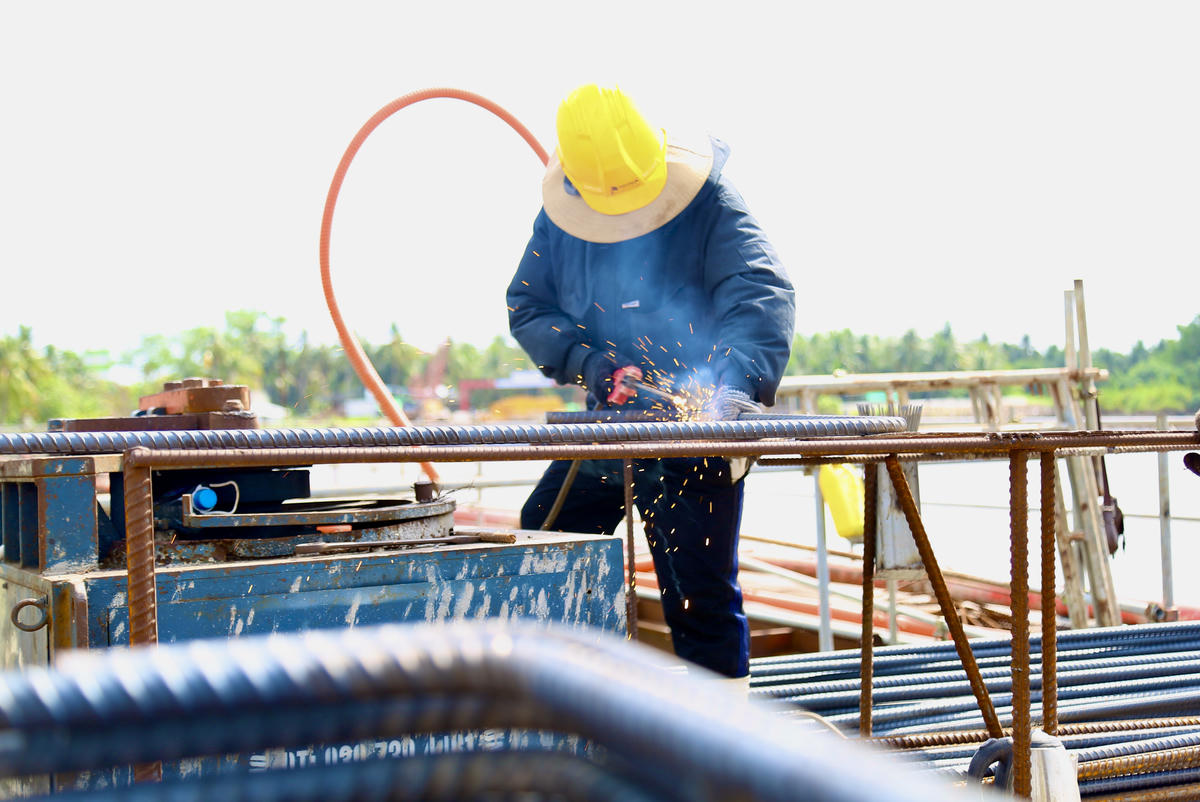 Theo Ban điều hành dự án cầu Đại Ngãi (Ban Quản lý dự án 85), công trình Cầu Đại Ngãi 1 đang được triển khai thi công bảo đảm chất lượng, an toàn lao động và vệ sinh môi trường, tiến độ thi công cơ bản đáp ứng yêu cầu. Ảnh: Thanh Tiến. 