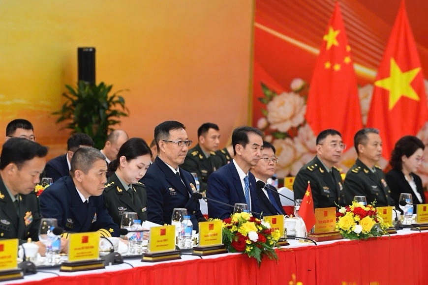 Thượng tướng Đổng Quân cùng các đại biểu dự hội đàm tại hội đàm 