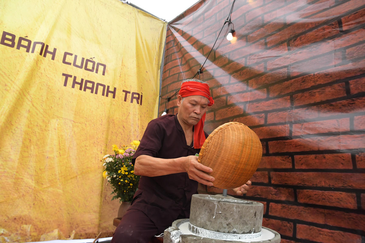 Từng công đoạn làm bánh được tái hiện công phu, khéo léo.