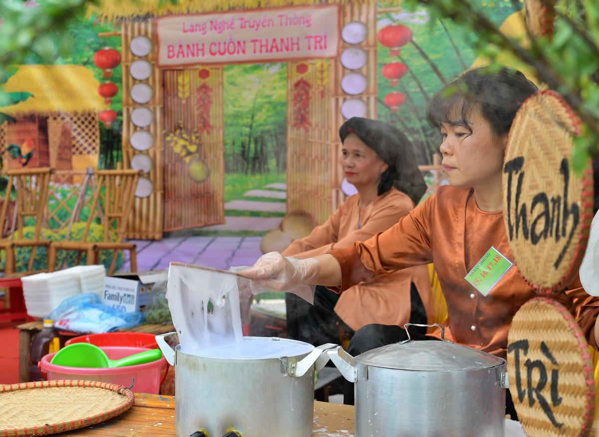 Không gian hội thi rộn ràng, đậm sắc màu văn hóa.