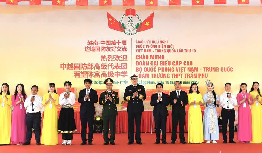 Bộ trưởng Phan Văn Giang và Bộ trưởng Đổng Quân cùng đại biểu giáo viên và học sinh.