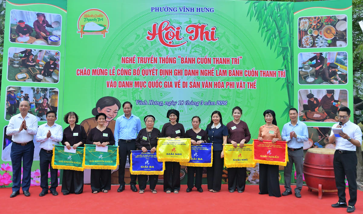 Lãnh đạo phường Vĩnh Hưng trao giải cho đại diện các đội tham gia hội thi.