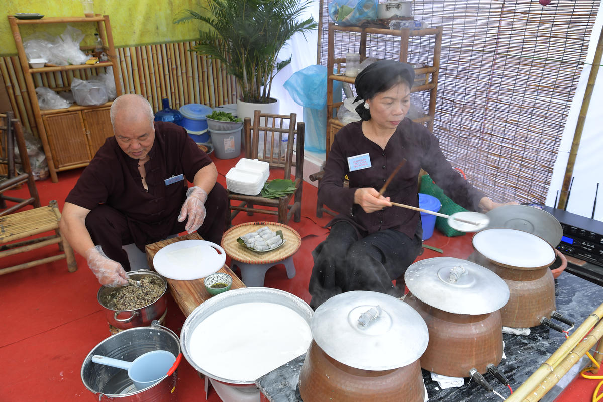 Những làn hơi nóng bốc lên từ nồi tráng bánh, những đôi tay thoăn thoắt bên khuôn vải, những lớp bánh mỏng được nâng niu khéo léo… 