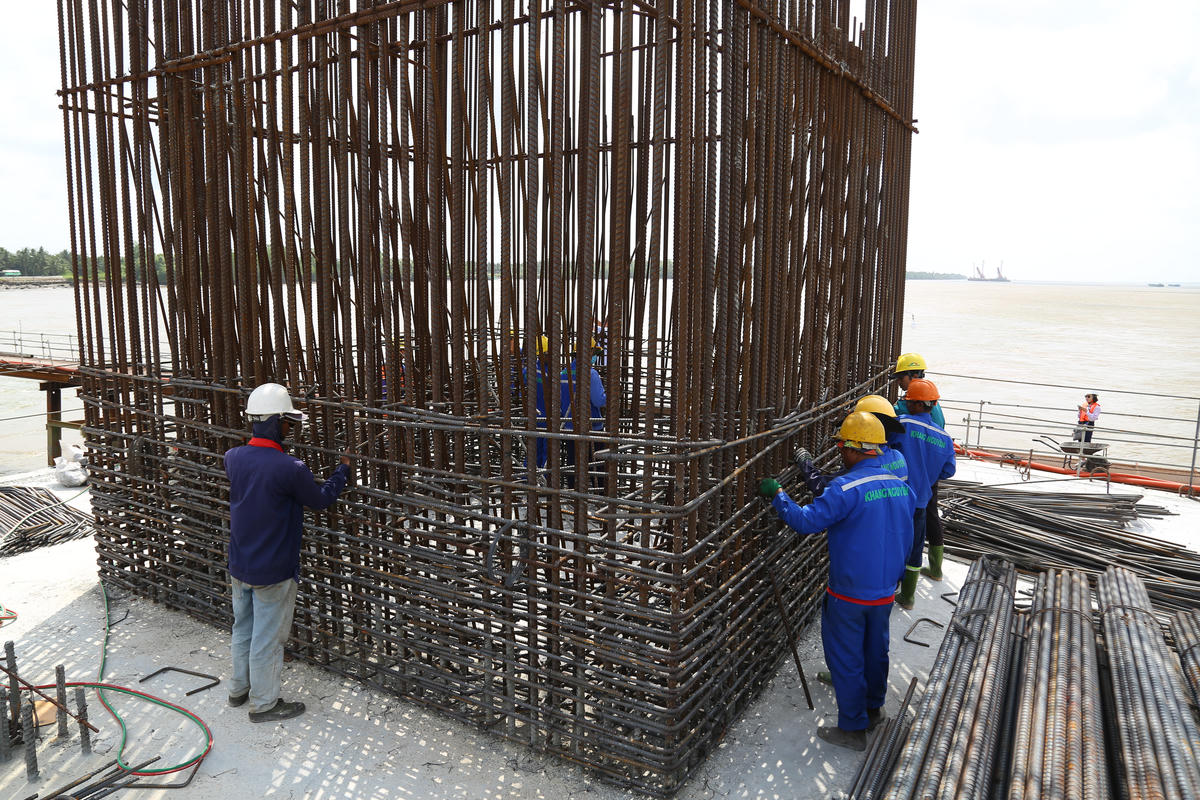 Công trường đã huy động 82 máy móc thiết bị; 49 Cán bộ kỹ thuật và 235 công nhân. Ảnh: Thanh Tiến. 