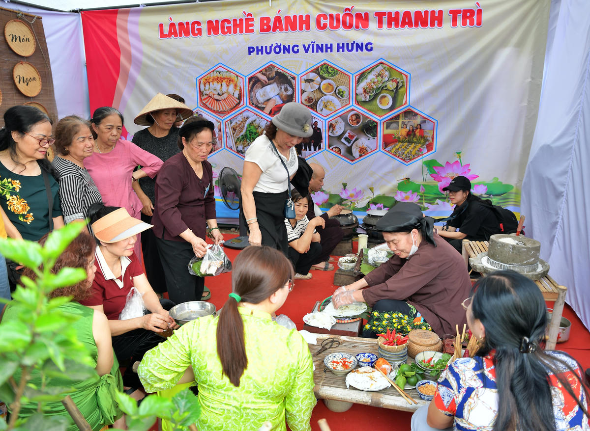 Hội thi nghề truyền thống bánh Thanh Trì diễn ra sôi nổi.