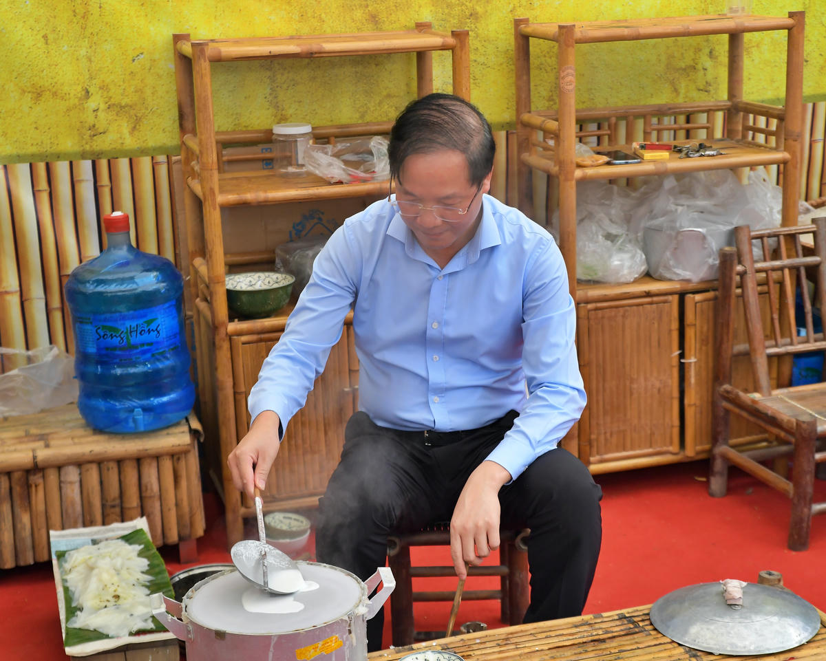 Trải nghiệm tráng bánh tại hội thi, ông Nguyễn Đức Dũng, Bí thư Đảng ủy, Chủ tịch HĐND phường Vĩnh Hưng cho biết: Phường đã có kế hoạch xây dựng điểm tôn vinh di sản ẩm thực, nghề truyền thống làm bánh cuốn Thanh Trì, hướng tới xây dựng điểm đến du lịch văn hóa - ẩm thực của Thủ đô.