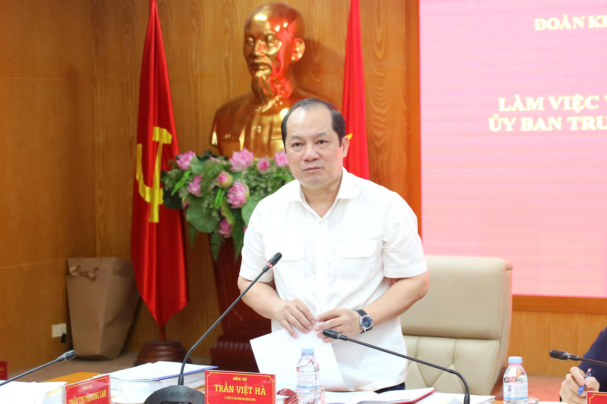 Đồng chí Trần Việt Hà - Ủy viên Ủy ban Kiểm tra Trung ương, Phó Trưởng Đoàn Kiểm tra phát biểu tại buổi làm việc.