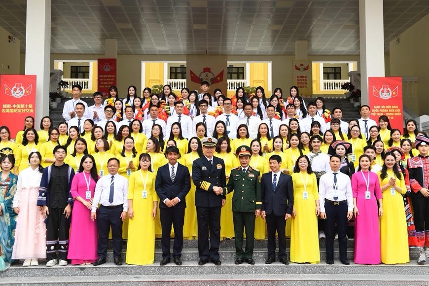 Hai Bộ trưởng chụp ảnh lưu niệm cùng giáo viên và học sinh nhà trường.