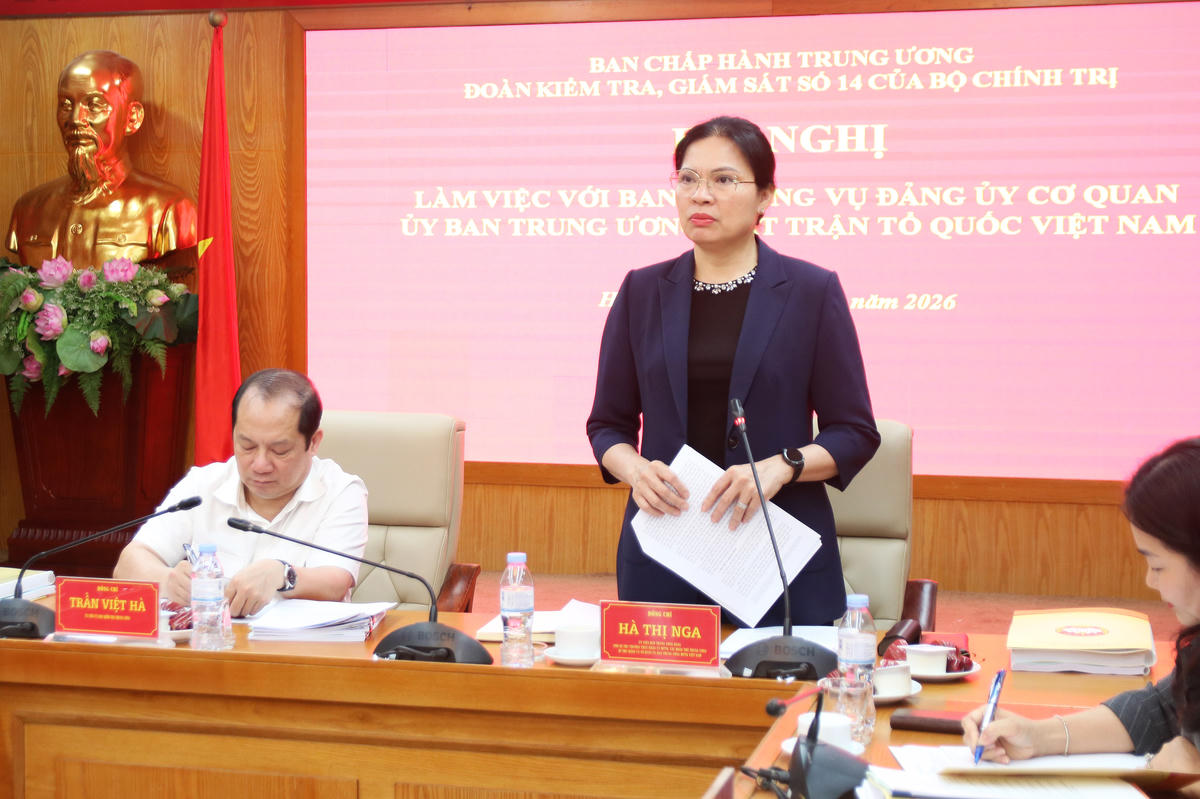 Đồng chí Hà Thị Nga - Ủy viên Trung ương Đảng, Phó Bí thư Thường trực Đảng ủy MTTQ, các đoàn thể Trung ương, Bí thư Đảng ủy Cơ quan, Phó Chủ tịch – Tổng Thư ký UBTƯ MTTQ Việt Nam phát biểu tại buổi làm việc.