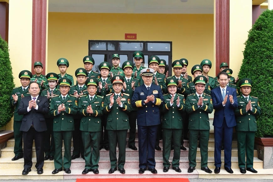 Bộ trưởng Bộ Quốc phòng hai nước và các đại biểu chụp ảnh chung với cán bộ, chiến sĩ Đồn Biên phòng Trà Cổ.