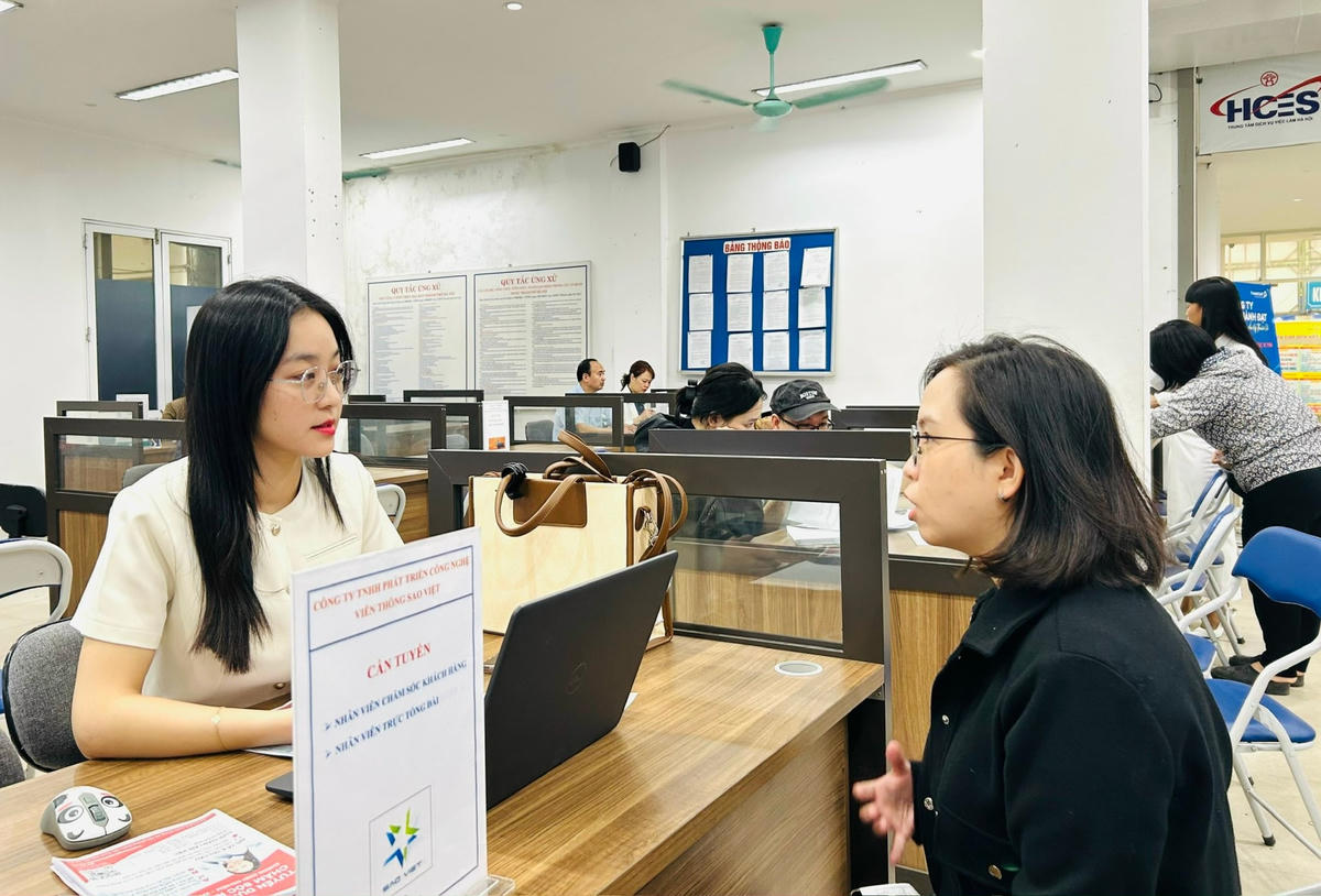 Người lao động ứng tuyển tại Phiên giao dịch việc làm ngày 18/3 tại Hà Nội. Ảnh: TB

